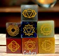 Conjunto de sete pedras dos chakras com guia e bolsa, esculpidas à mão, em formato de coraçãoovalcírculo. - thumbnail 8