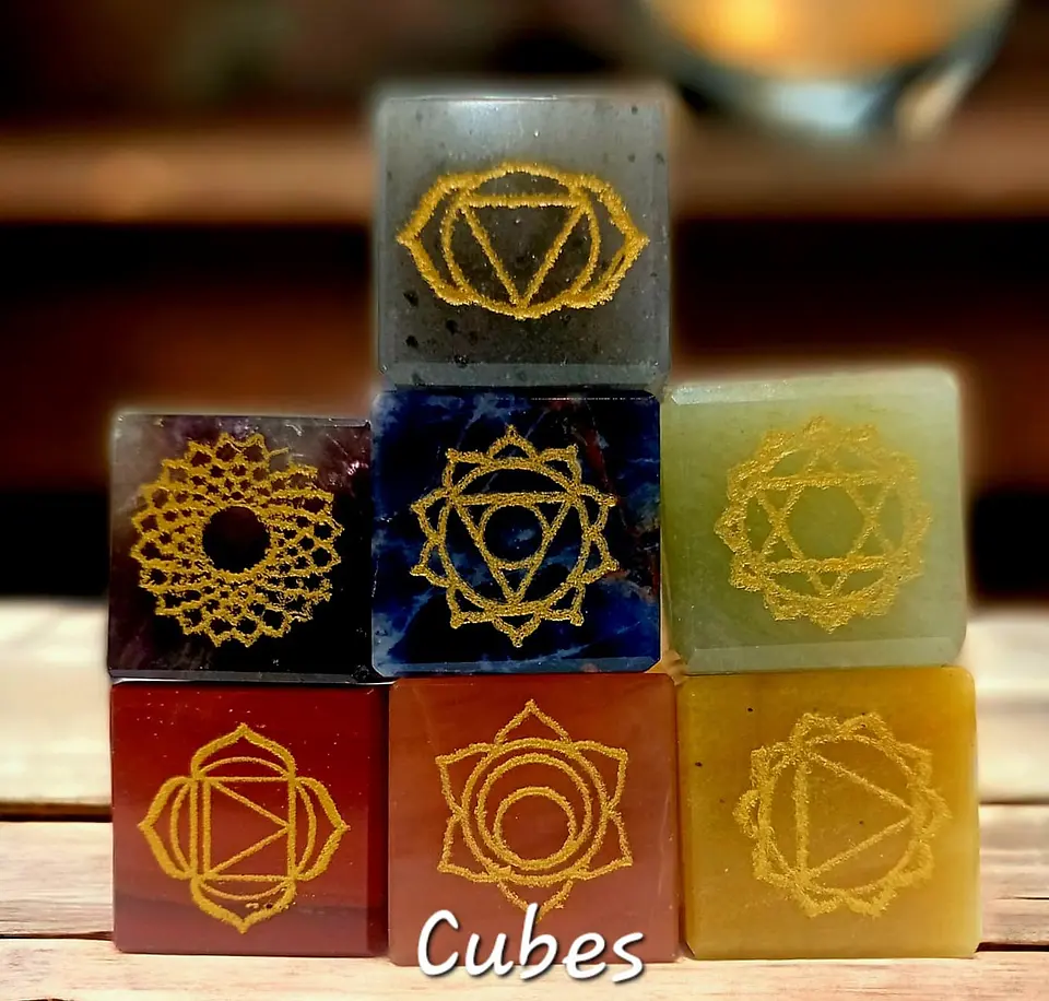 Conjunto de sete pedras dos chakras com guia e bolsa, esculpidas à mão, em formato de coraçãoovalcírculo. 8