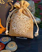 Conjunto de sete pedras dos chakras com guia e bolsa, esculpidas à mão, em formato de coraçãoovalcírculo. - thumbnail 10