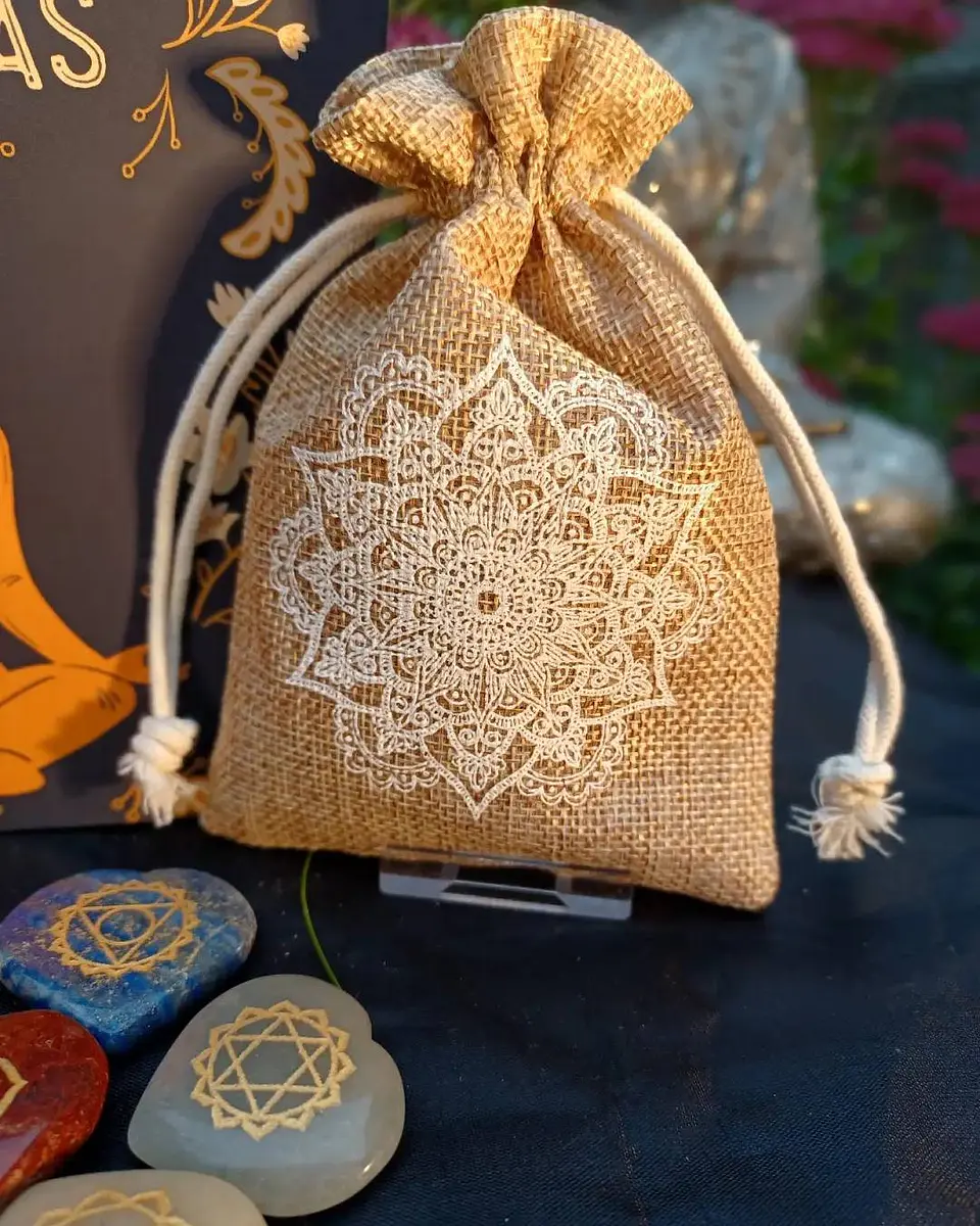Conjunto de sete pedras dos chakras com guia e bolsa, esculpidas à mão, em formato de coraçãoovalcírculo. 10