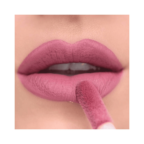 Revolution - Batom líquido Matte Bomb - Clueless Fuchsia