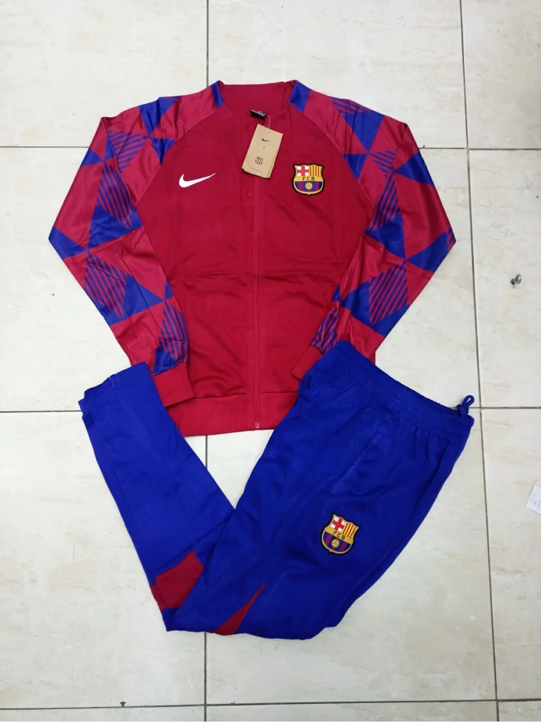 CONJUNTO DE PRESENTACION BARCELONA 2026 AZ/RJ 1