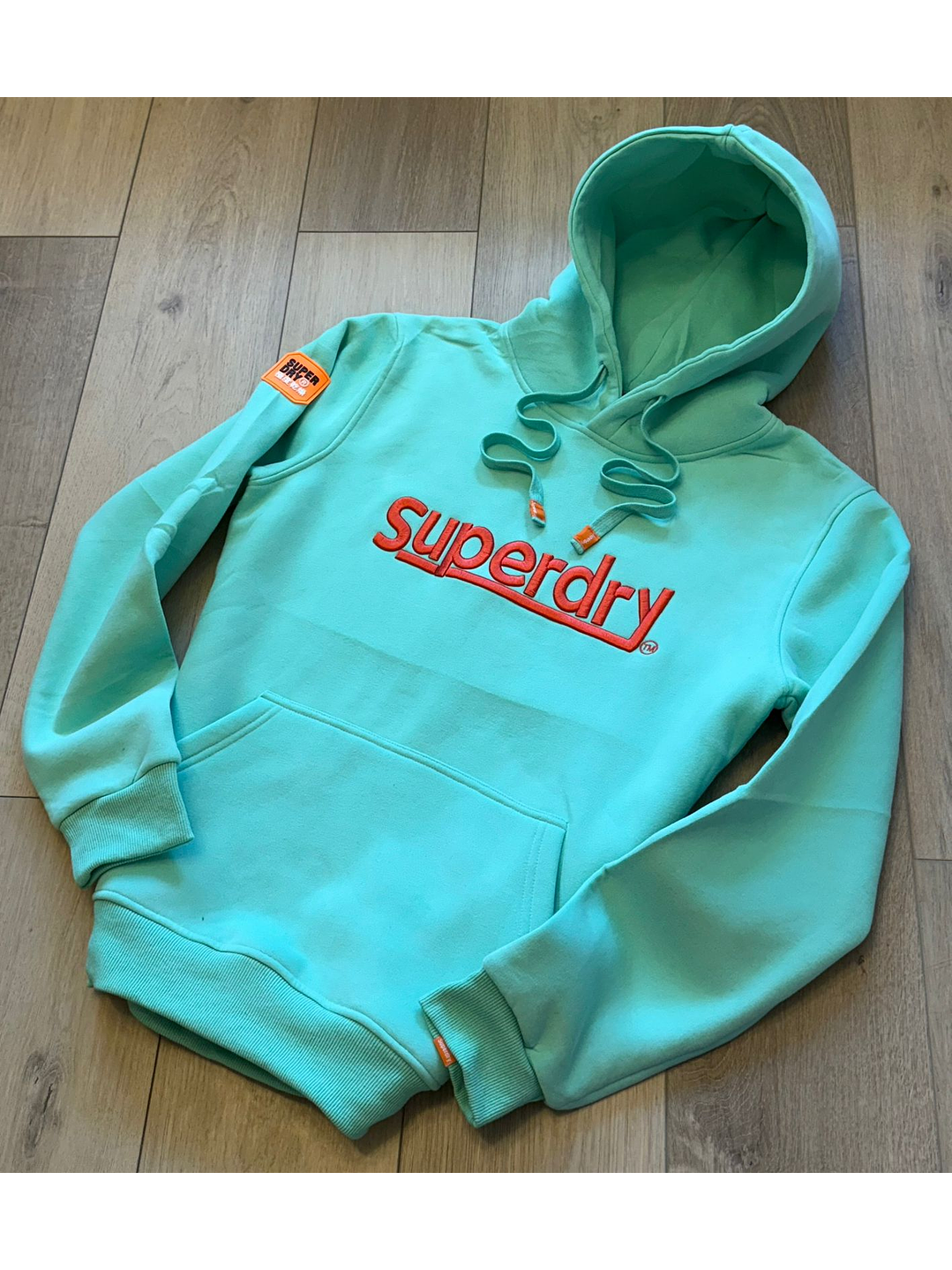 BUZO SUPERDRY CELESTE Y ROJO  1