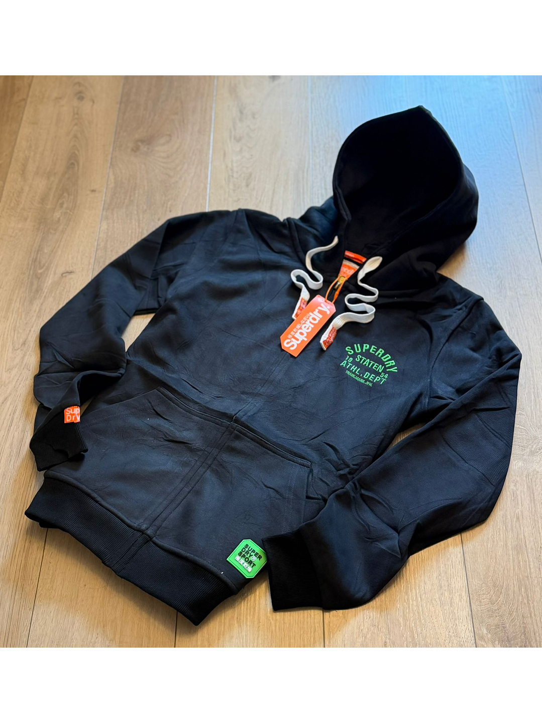 BUZO SUPERDRY NEGRO Y VERDE 1