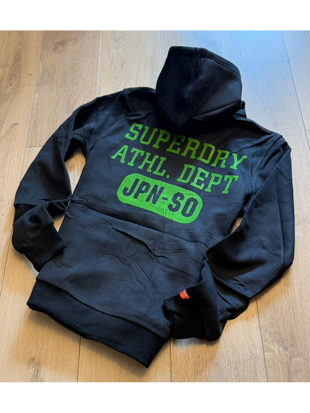 BUZO SUPERDRY NEGRO Y VERDE 2