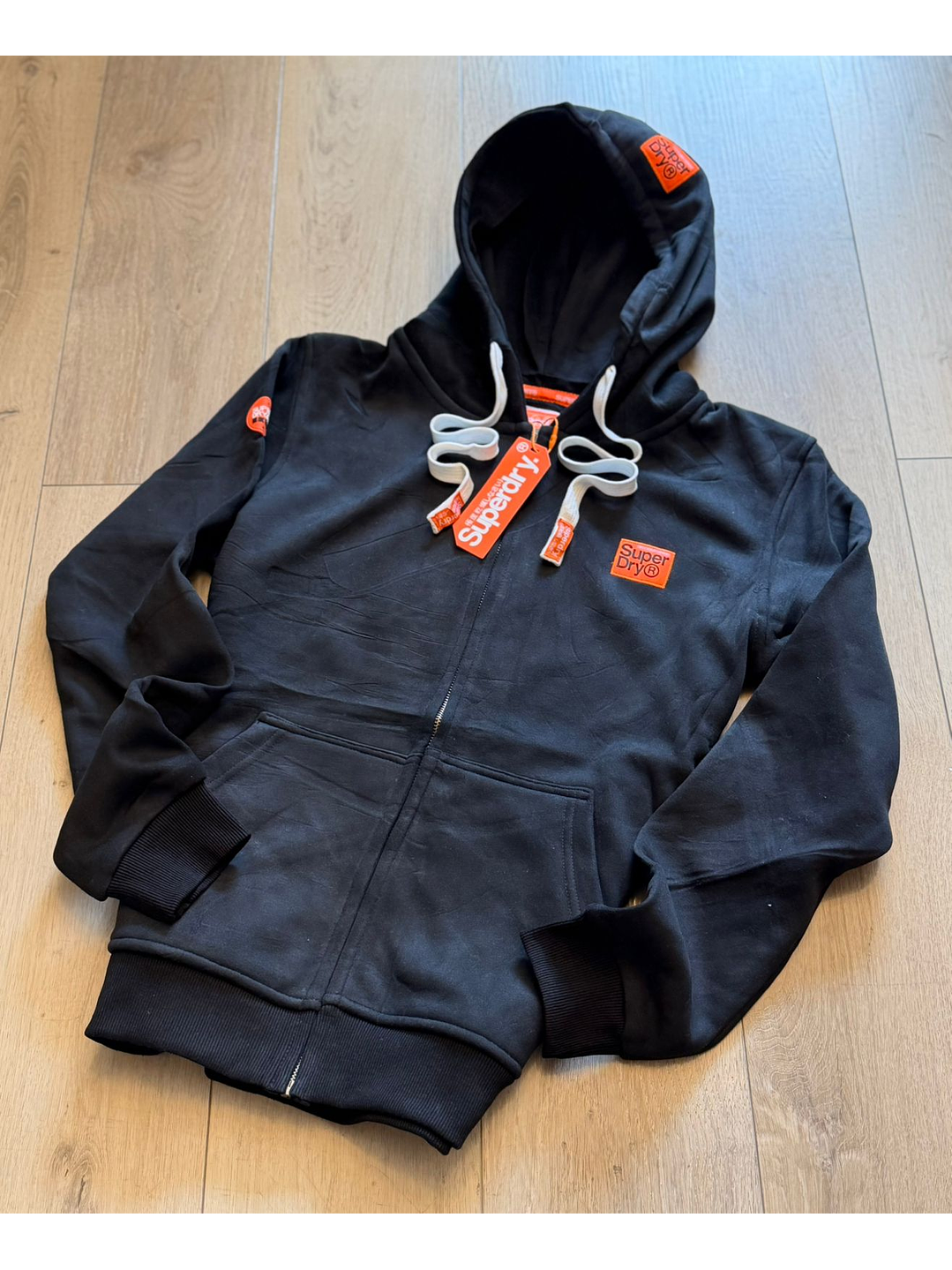 BUZO SUPERDRY NEGRO CON NARANJA 1