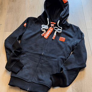 BUZO SUPERDRY NEGRO CON NARANJA