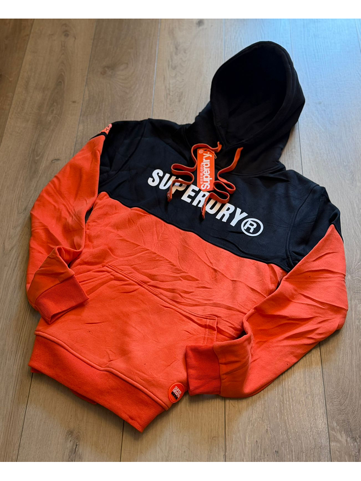 BUZO SUPERDRY CAPOTA NEGRA Y NARANJA 1