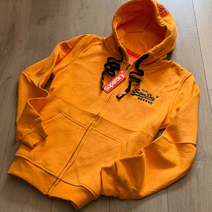 BUZO SUPERDRY NARANJA CON LOGO NEGRO EN LA ESPALADA 