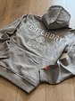 BUZO SUPERDRY GRIS CON LOGO  - Miniatura 1
