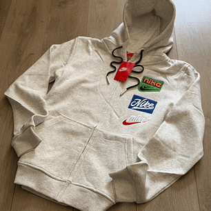 BUZO NIKE GRIS CON LOGO EN DISTINTOS COLORES 