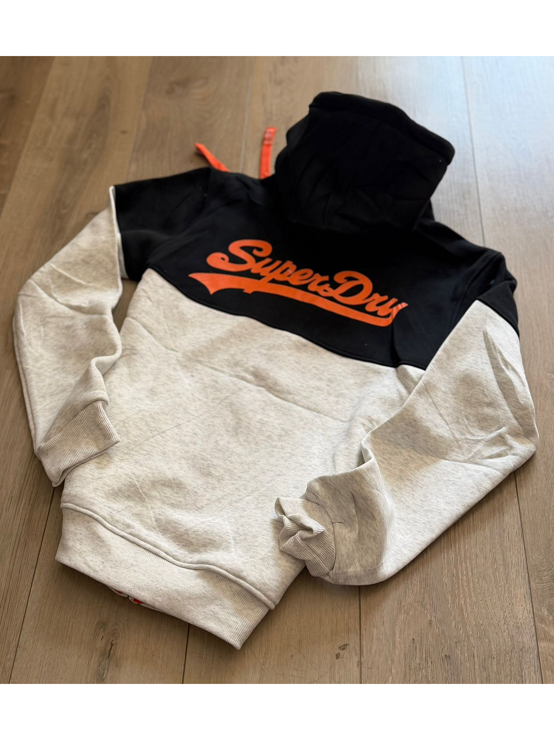 BUZO SUPERDRY NEGRO Y GRIS CON LOGO NARANJA 1