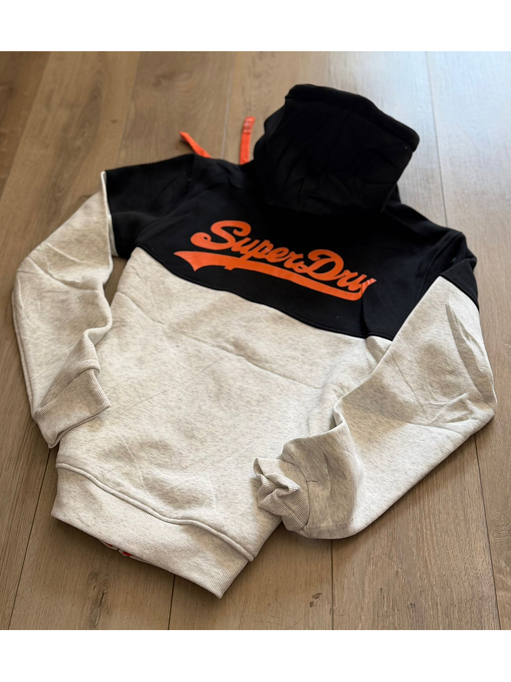 BUZO SUPERDRY NEGRO Y GRIS CON LOGO NARANJA 1