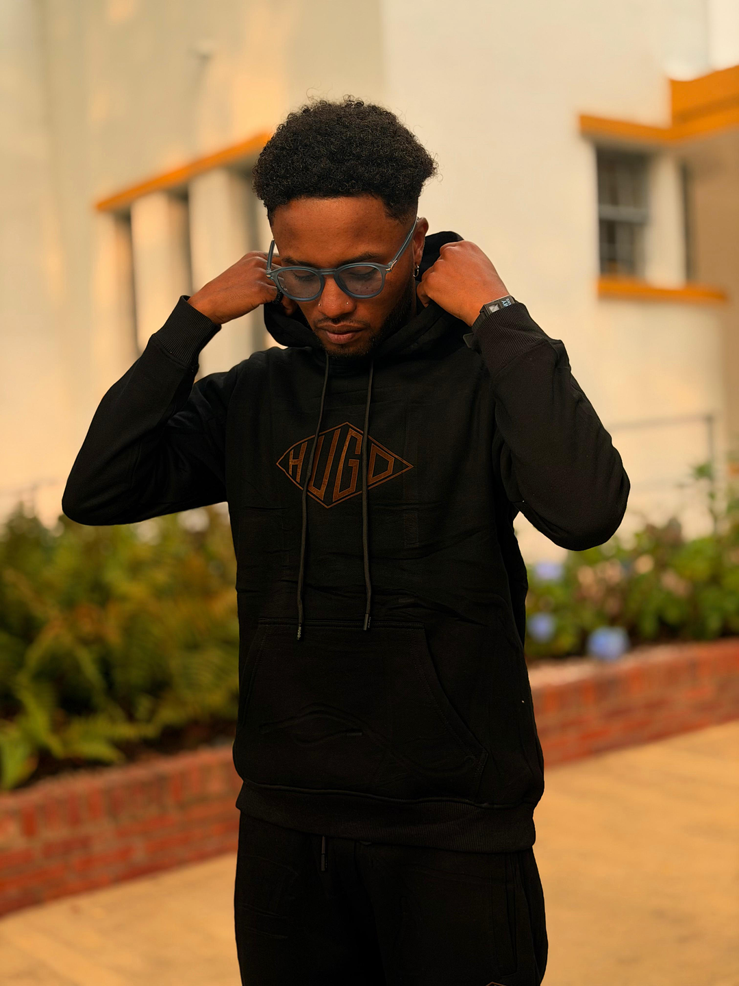 SUDADERA HUGO BOSS NEGRA CON LOGO CAFE 1