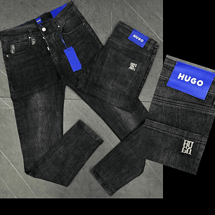 JEAN HUGO BOSS NEGRO CON LOGO EN BOLSILLO TRASERO