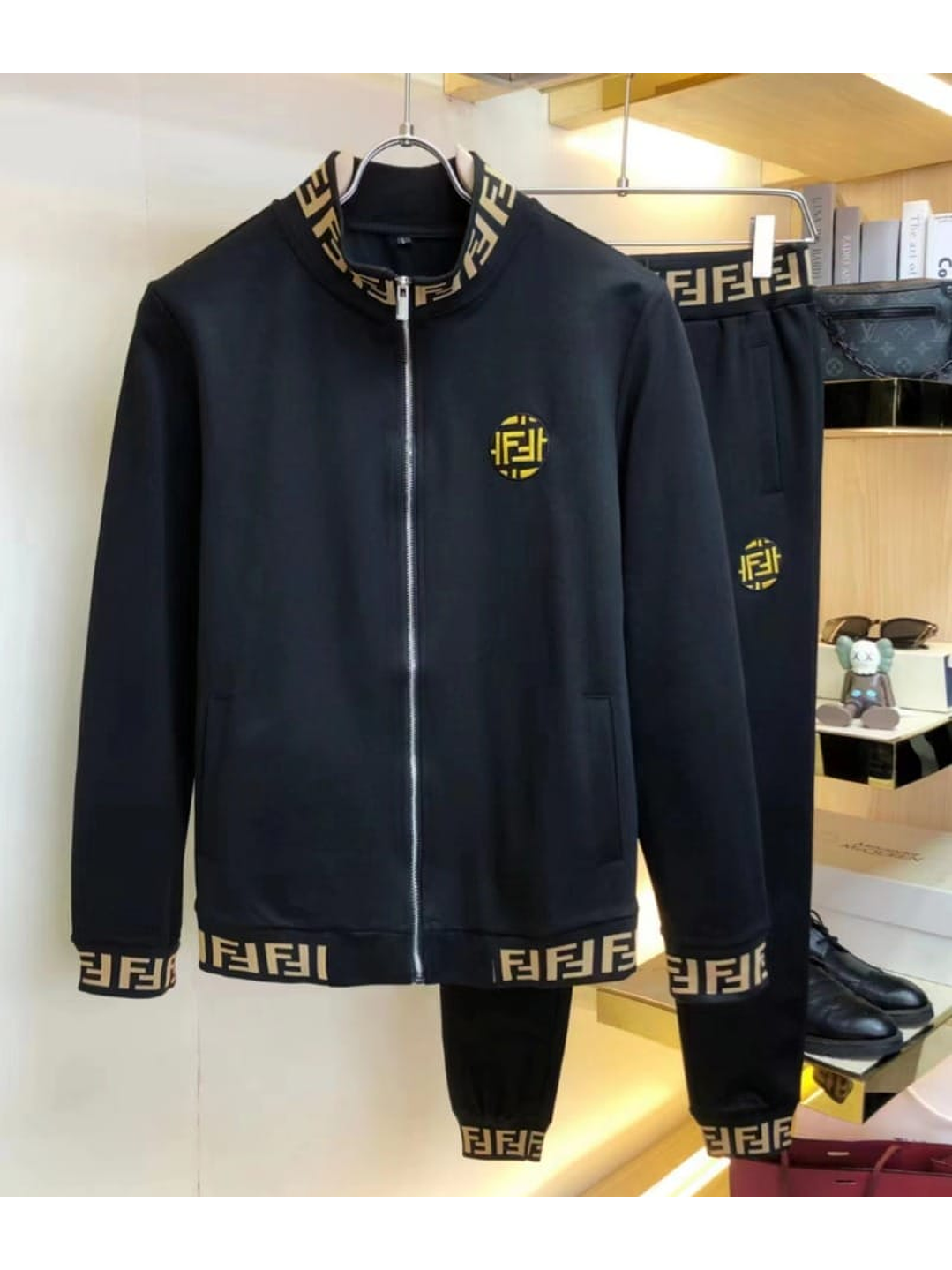 SUDADERA FENDI NEGRA CON DETALLES AMARILLOS 1