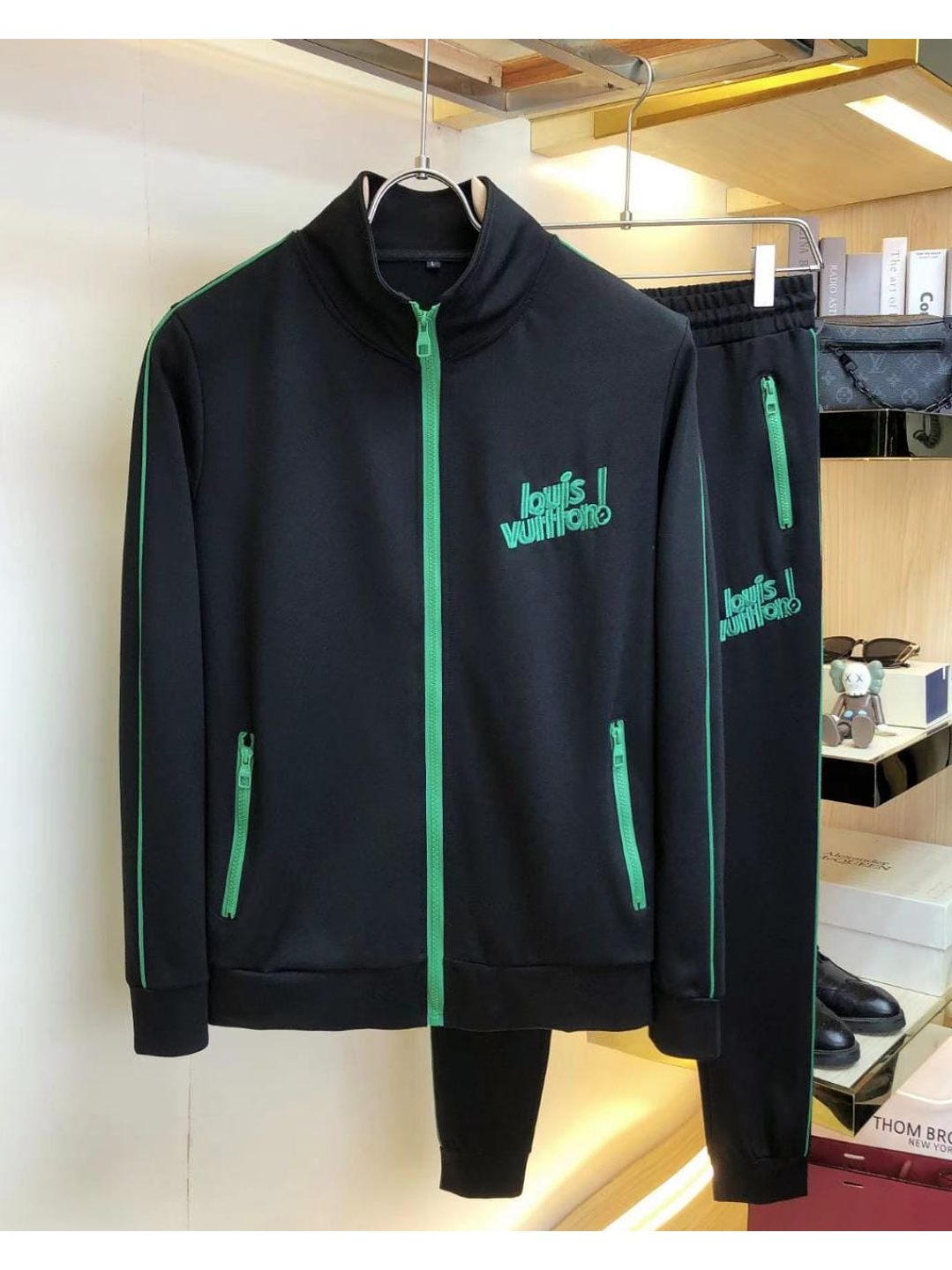 SUDADERA LOUIS VUITTON NEGRA CON DETALLES  VERDES 1