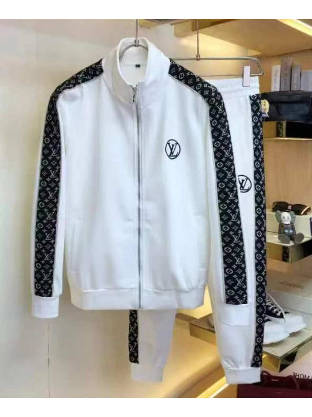 SUDADERA LOUS VUITTON BLANCA CON DETALLES NEGROS 1