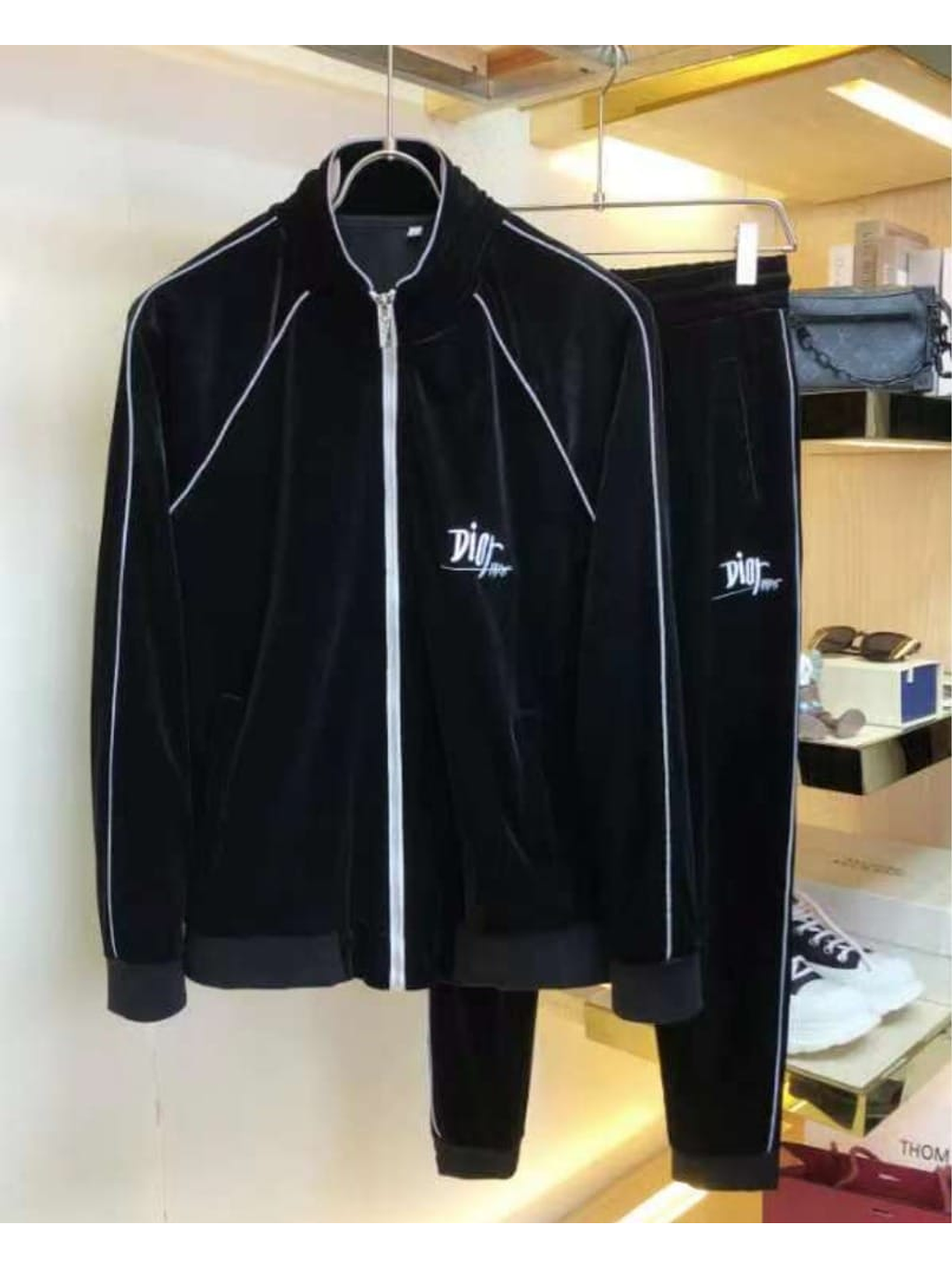 SUDADERA DIOR NEGRA CON DETALLES BLANCOS 1