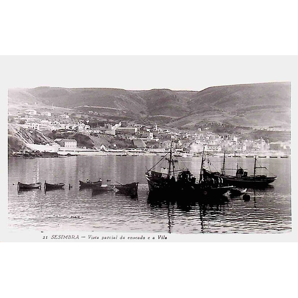 1950's Bilhete Postal de Sesimbra. Uma vista parcial da Enseada e a Vila