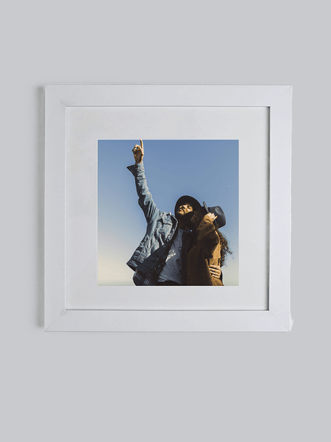 Marco madera MDF blanco liso con paspartú y vidrio 20x20 cms.  5