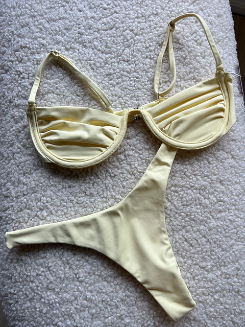 Amarelo manteiga asa delta