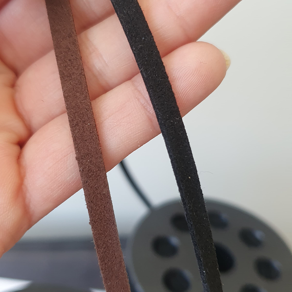 Gamuza Negra de 5mm. POR METRO