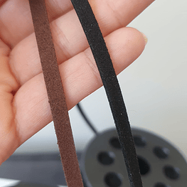 Gamuza Negra de 5mm. POR METRO