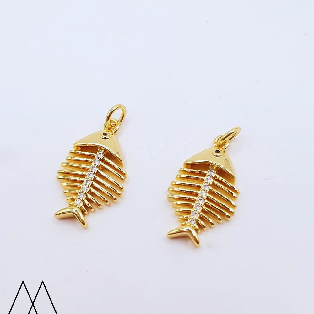 Colgante Pez dorado espinas, con argolla 23mm