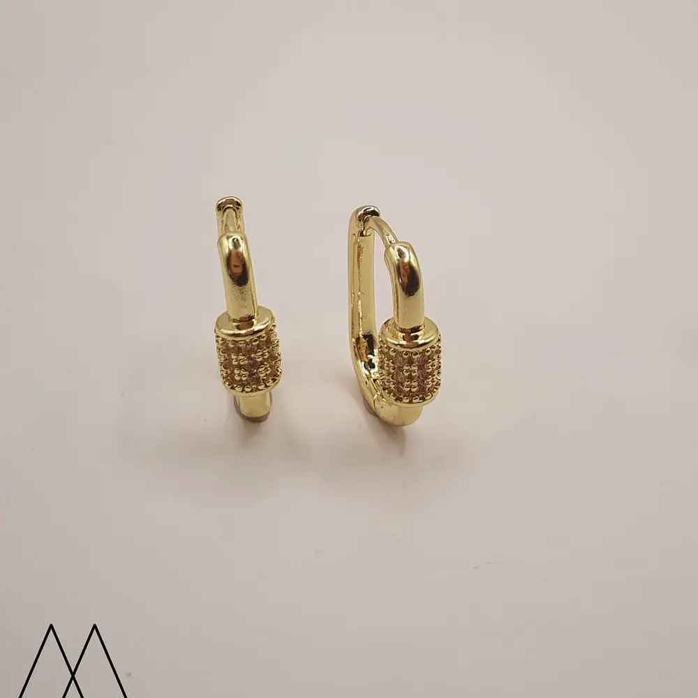 Argollas Ovalada con detalle zircón