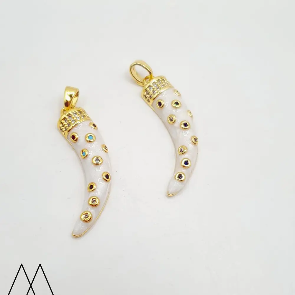 Colgante cacho marfil con cristales, con portadije 30mm