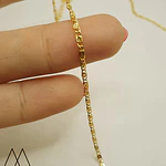 Cadena delgada eslabones pegaditos