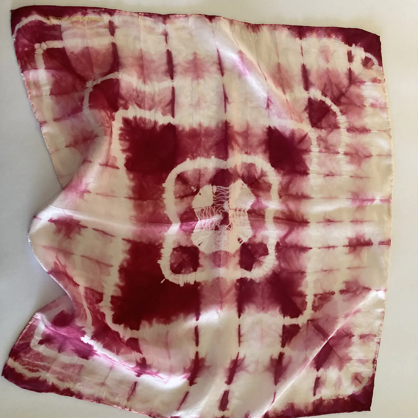 Pañuelo seda geometría granate  1