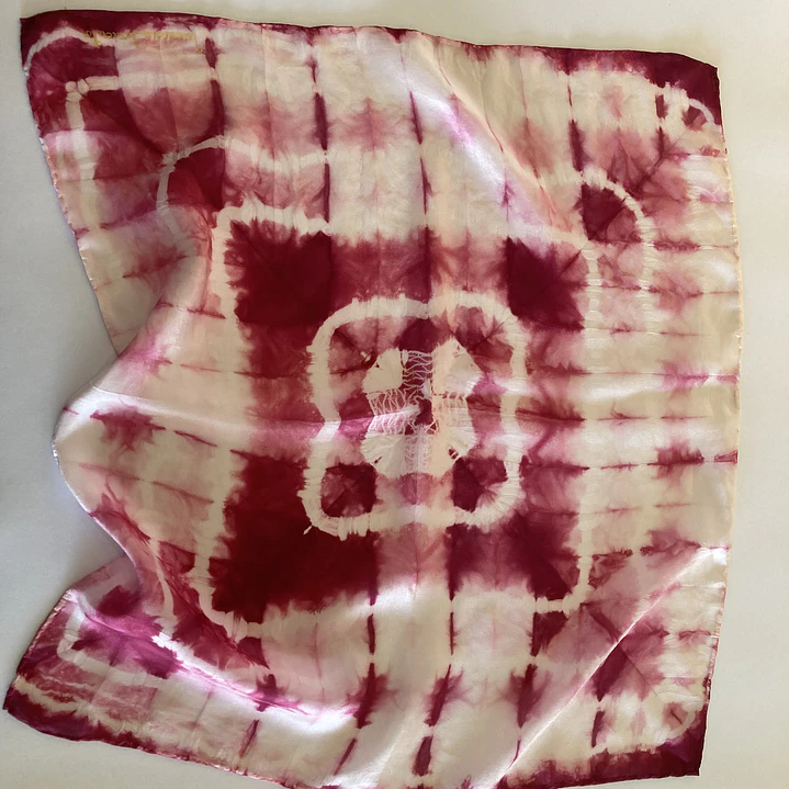 Pañuelo seda geometría granate  1