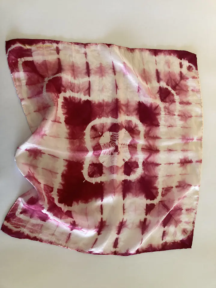 Pañuelo seda geometría granate  1