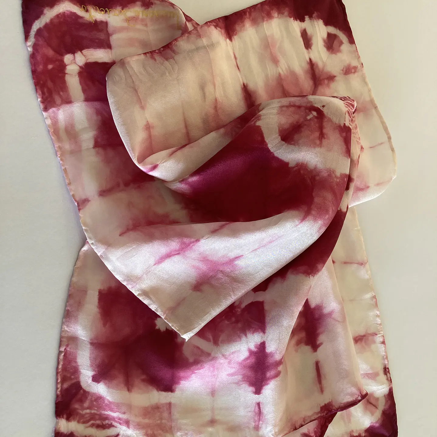 Pañuelo seda geometría granate  2