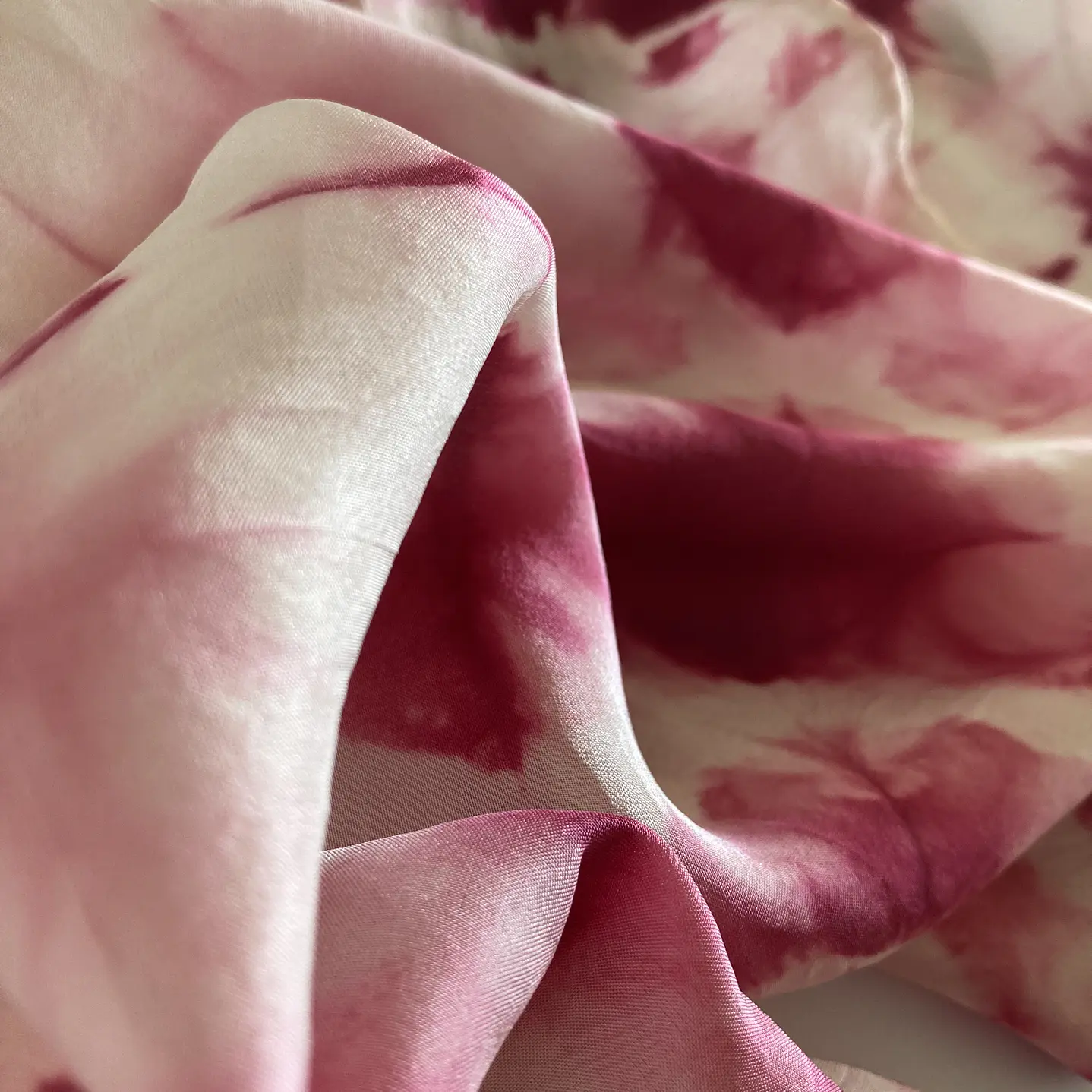 Pañuelo seda geometría granate  3