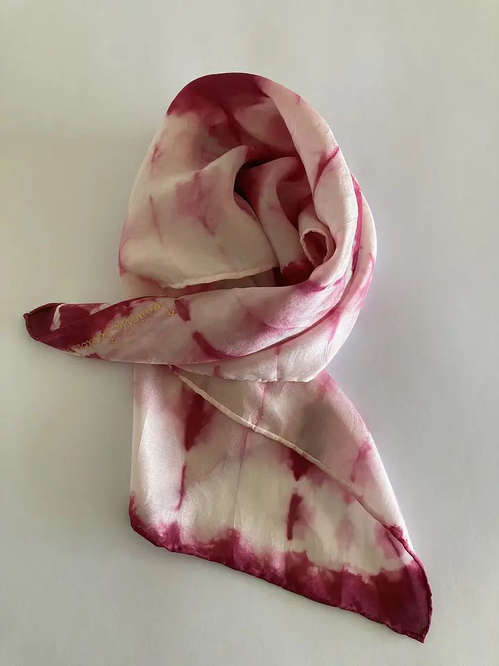 Pañuelo seda geometría granate  4