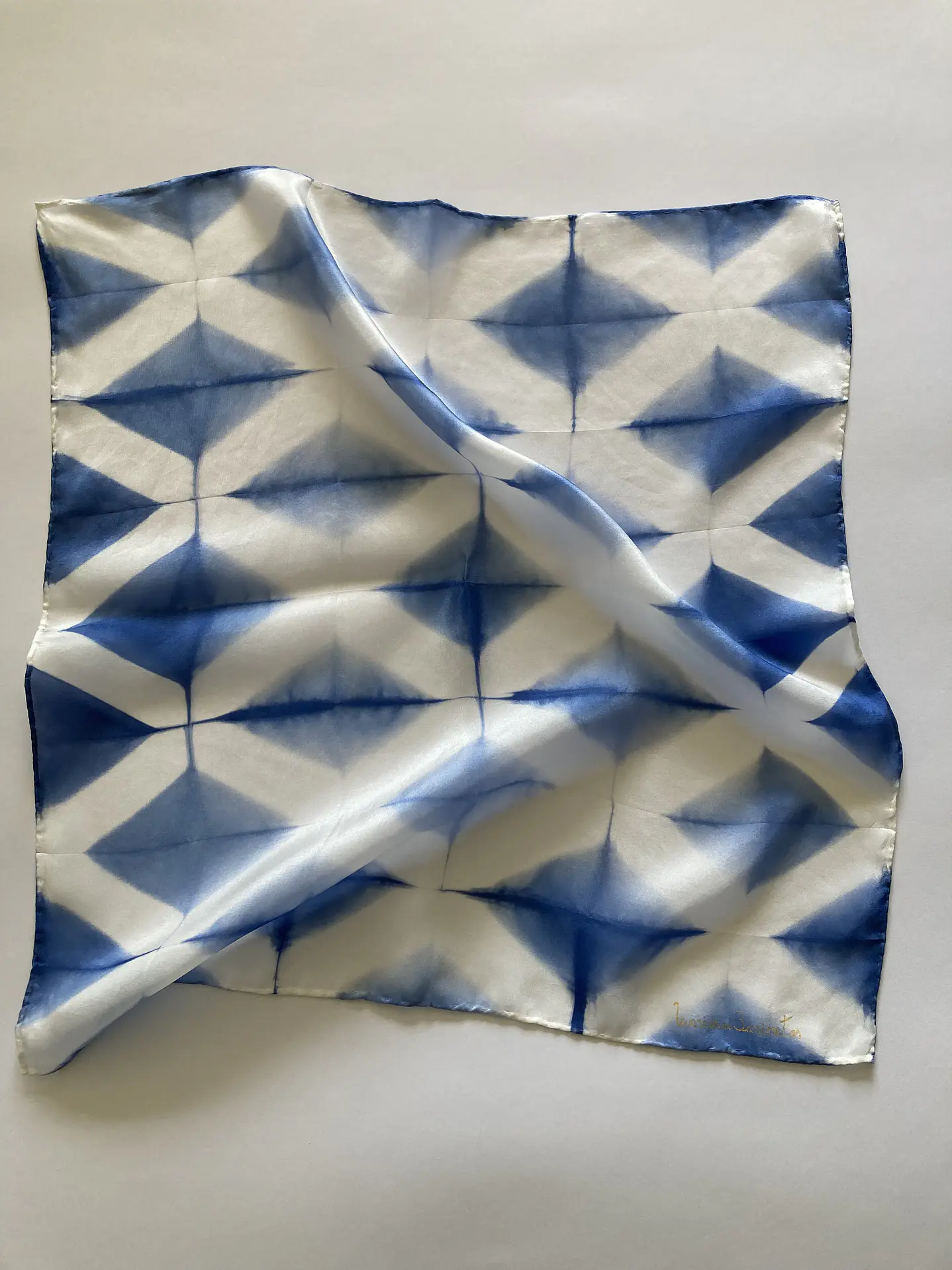 Pañuelo seda diamante cielo 1