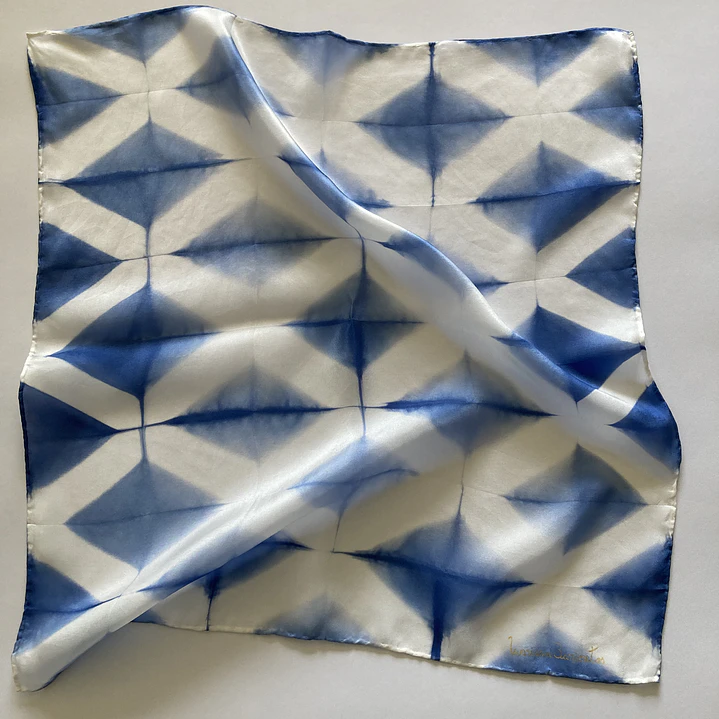 Pañuelo seda diamante cielo 1
