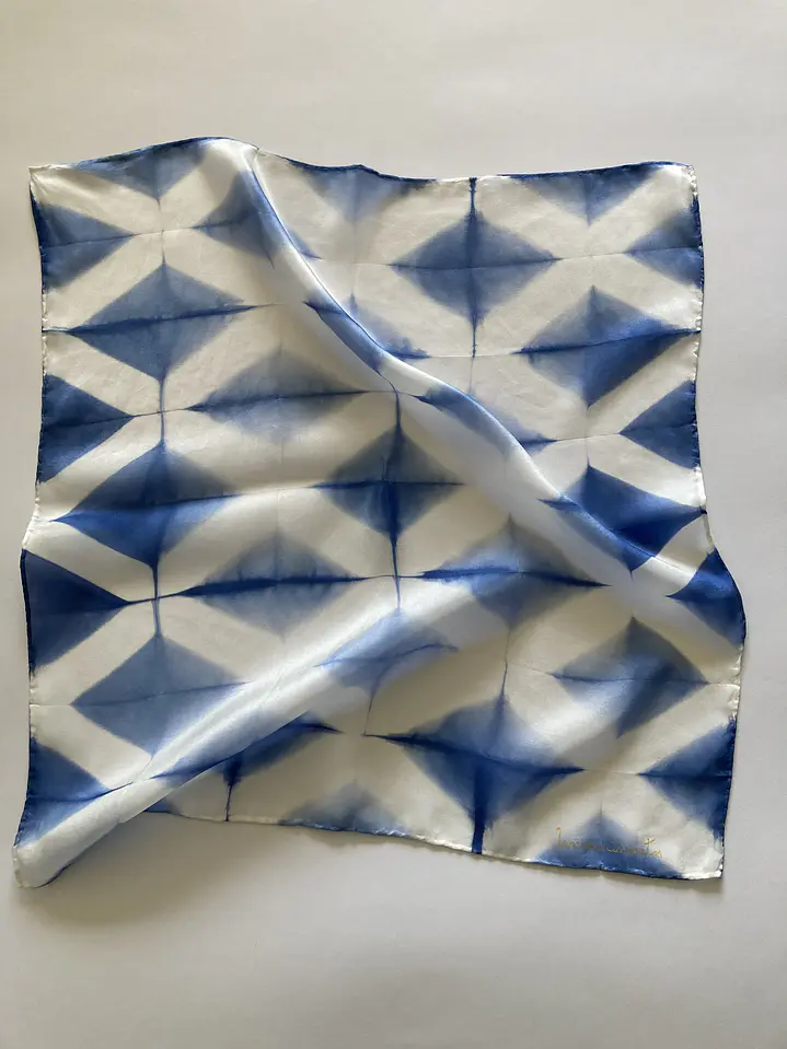 Pañuelo seda diamante cielo 1
