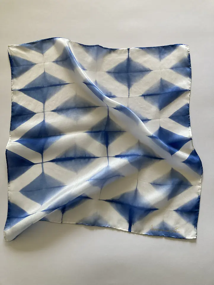 Pañuelo seda diamante cielo 1