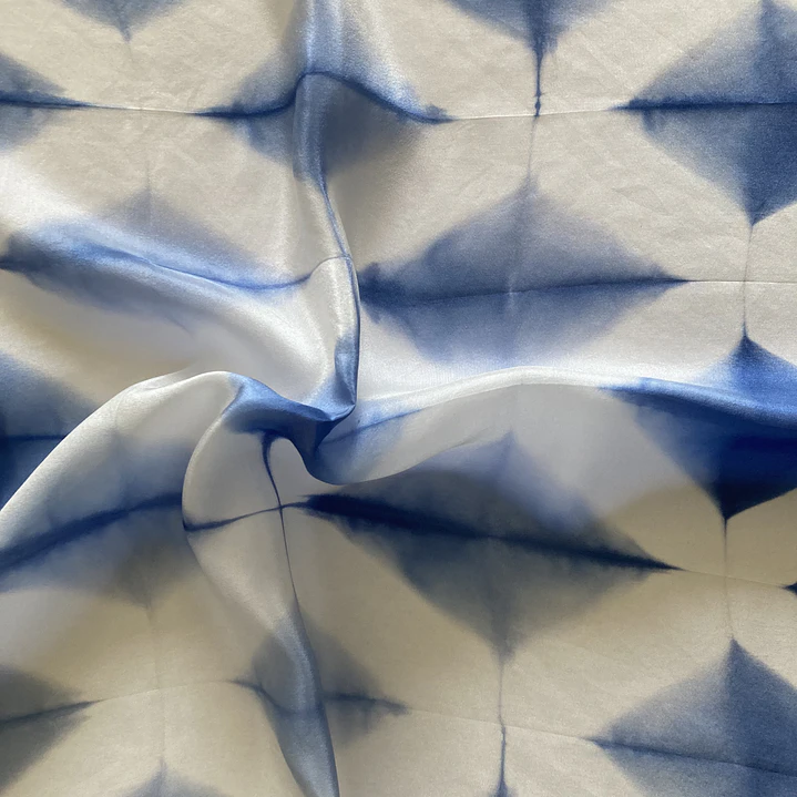 Pañuelo seda diamante cielo 2