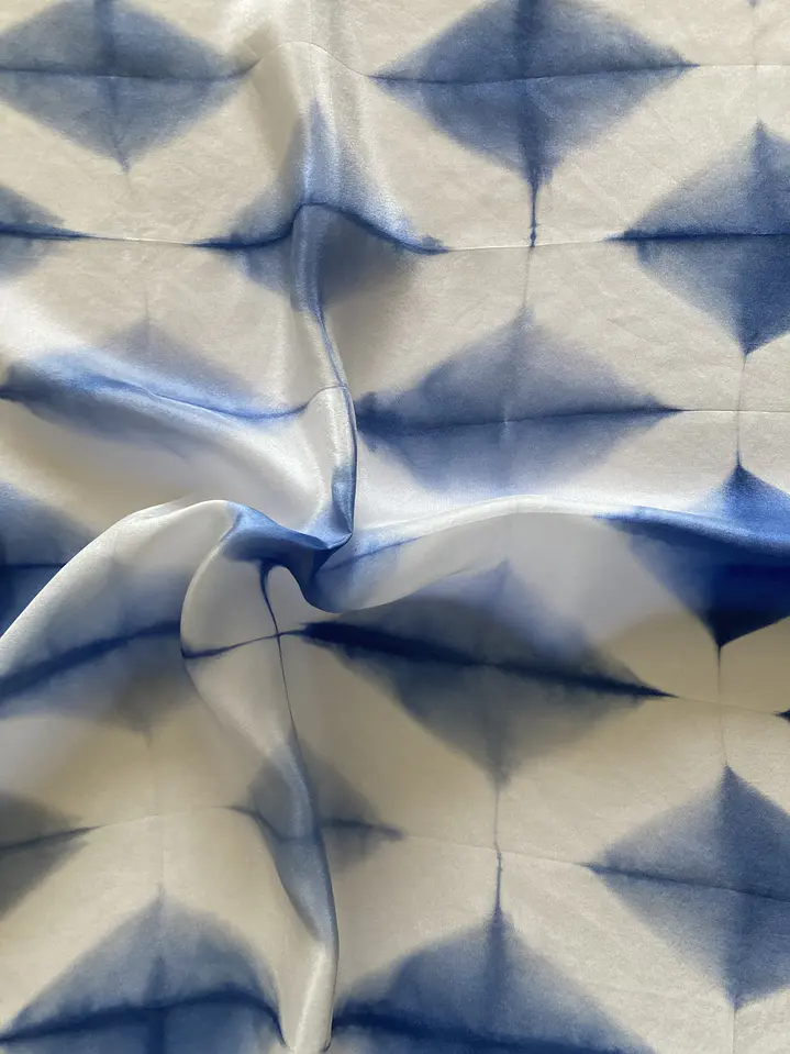 Pañuelo seda diamante cielo 2