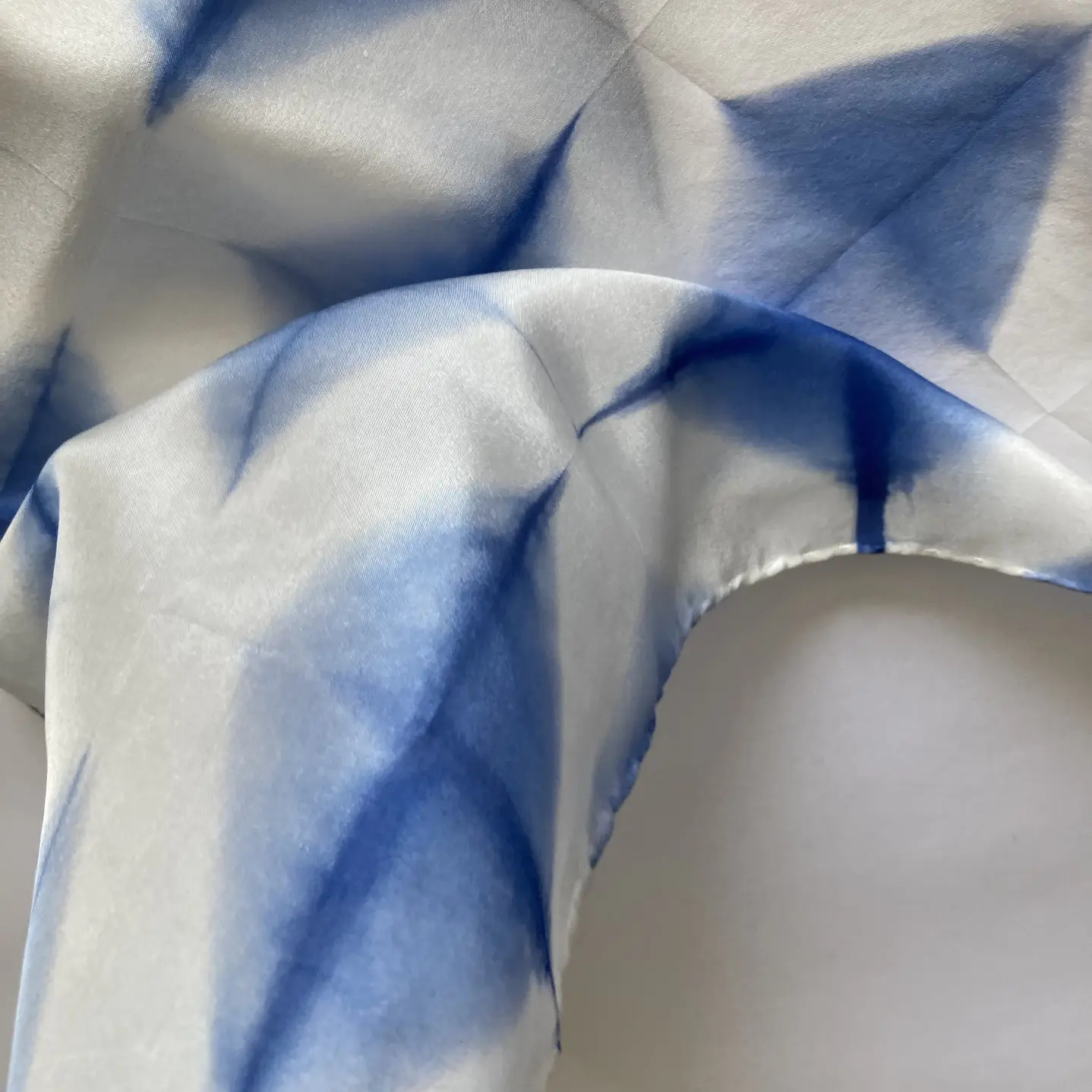 Pañuelo seda diamante cielo 3