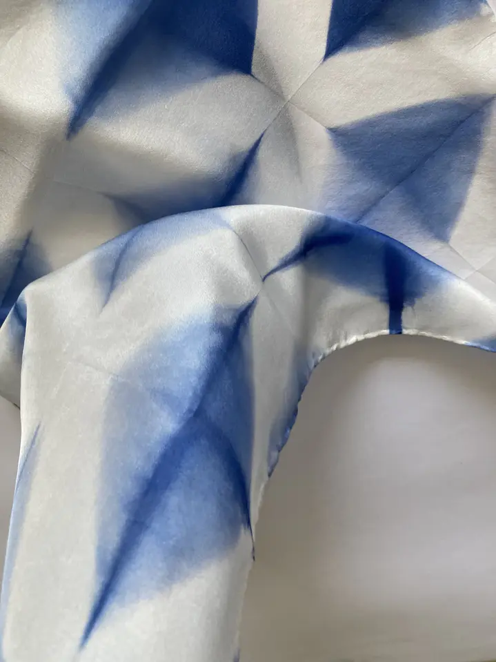 Pañuelo seda diamante cielo 3