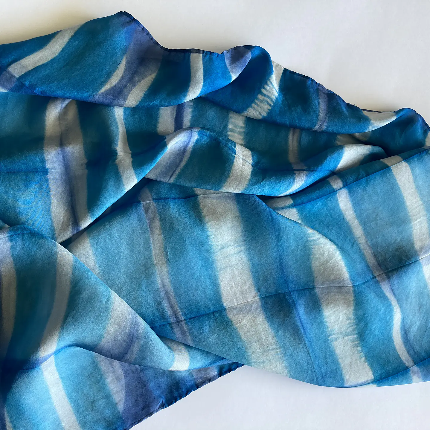 Pañuelo seda líneas petróleo 4