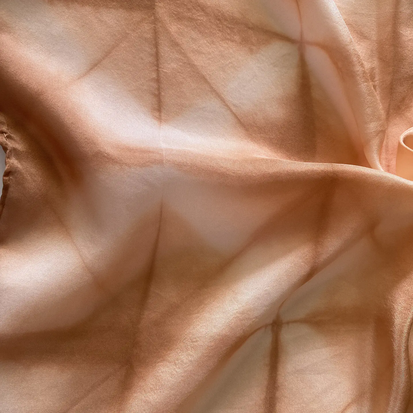 Pañuelo seda color arena 2