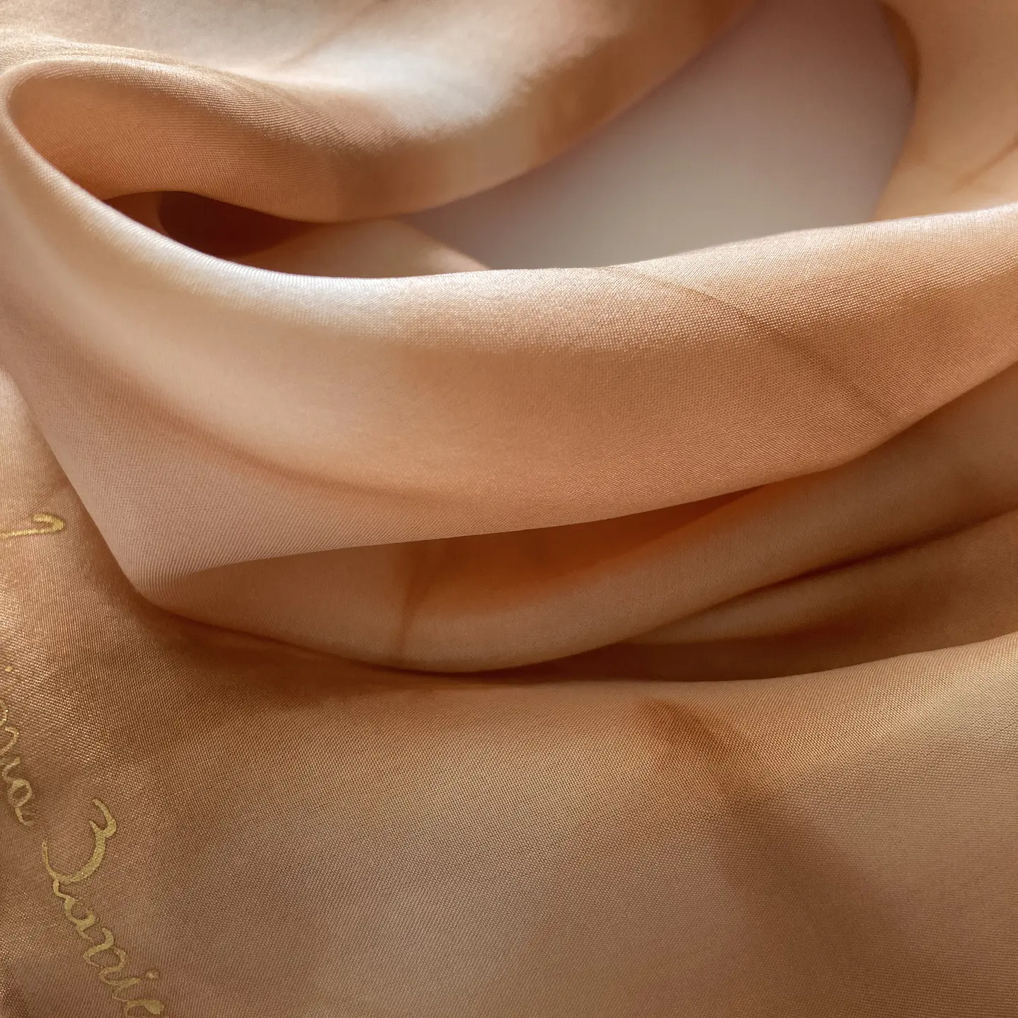 Pañuelo seda color arena 3