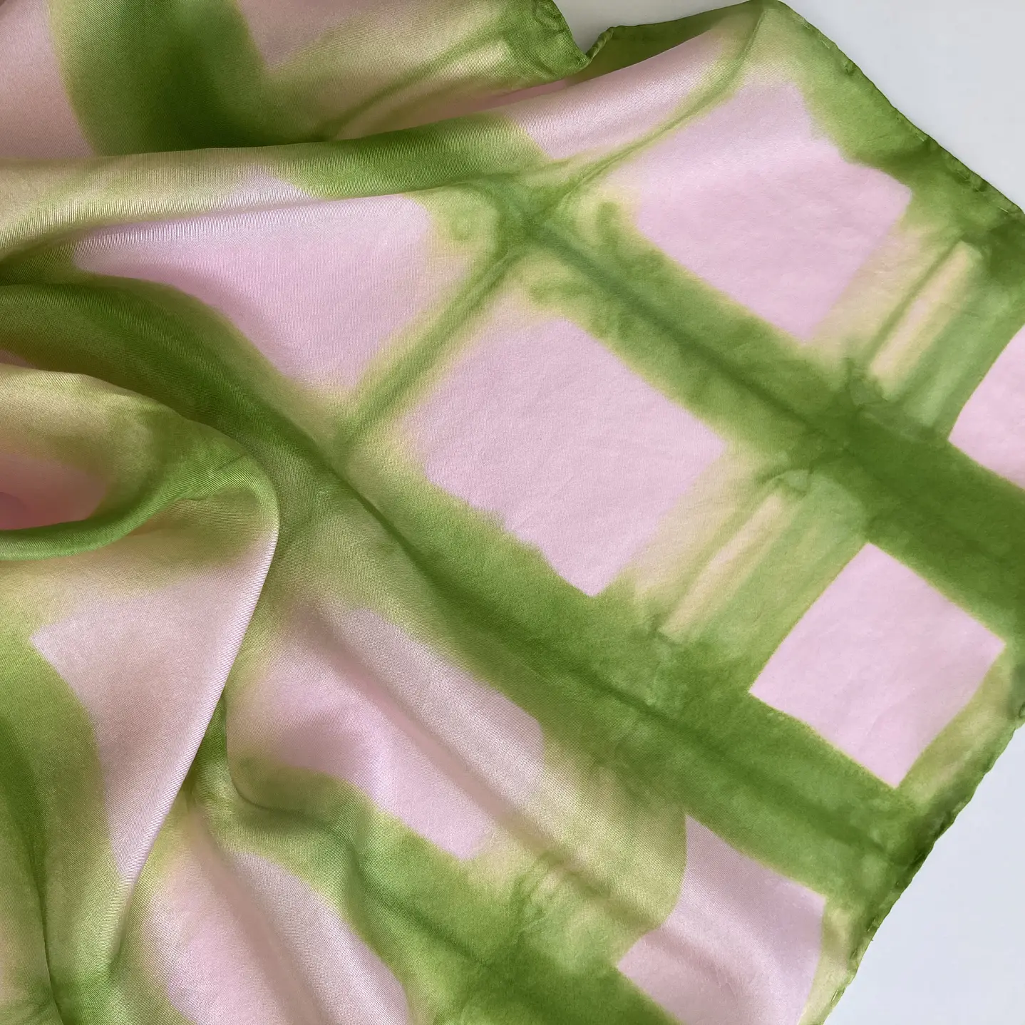 Pañuelo seda cuadros rosa 1